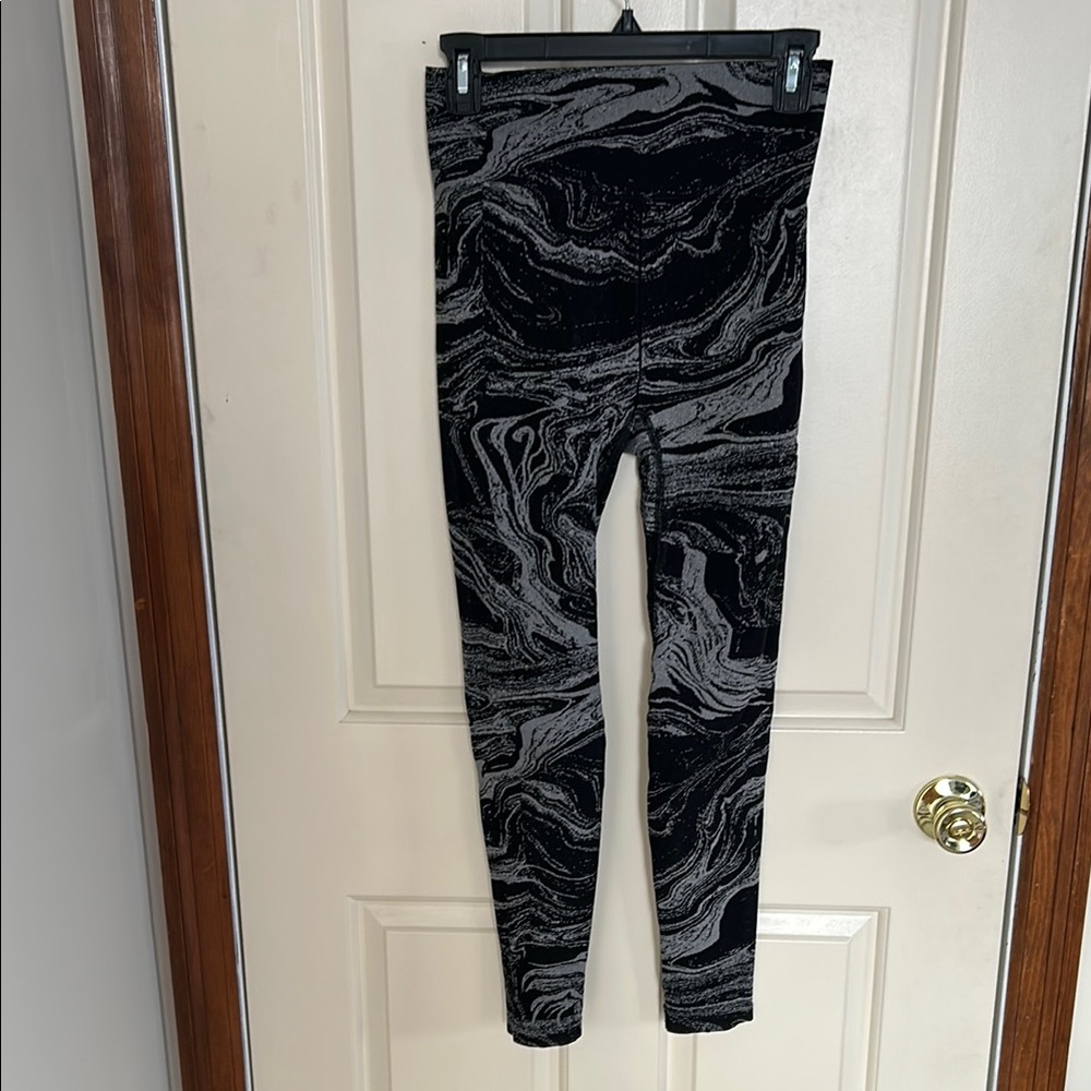 Athleta Aurora Chic Black and Gray Marble Leggings